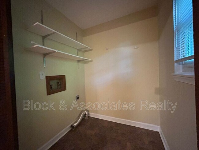 Building Photo - 906 Forestglen Dr