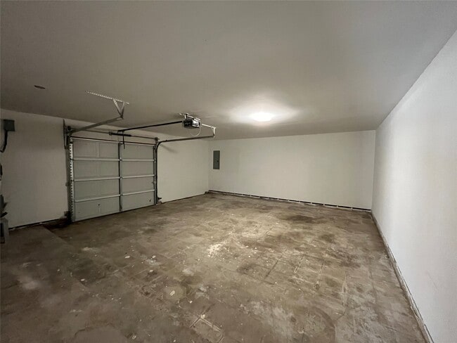 Building Photo - 1942 Center St