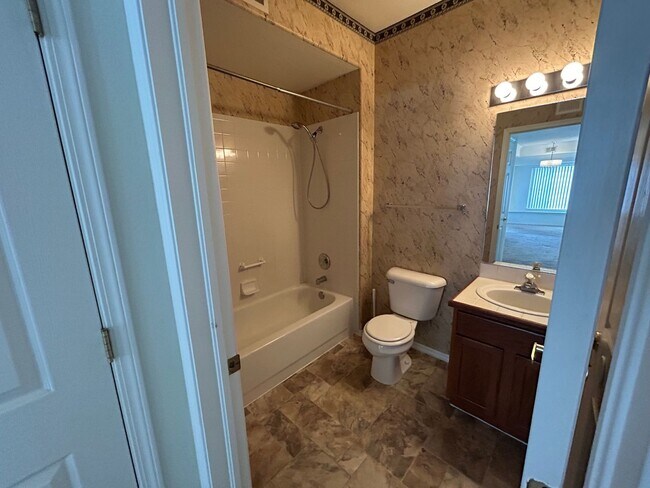 Building Photo - Nice 2 bedroom, 2 bath condo close to Fort...