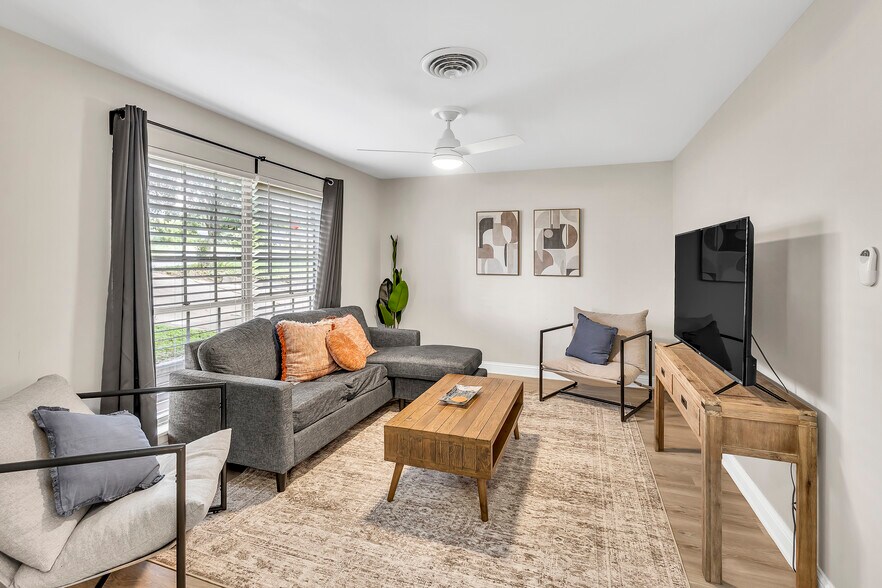 Building Photo - 4603 Lennox Dr