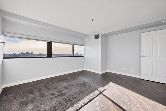 Building Photo - 100 Park Ave W