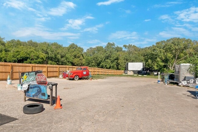 Building Photo - 1900 Cedar Ave