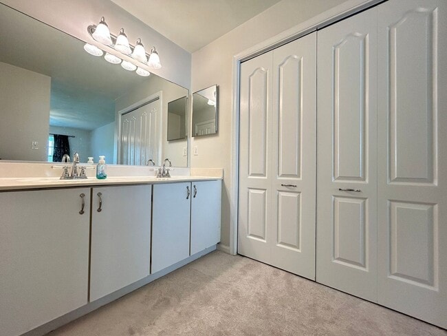 Building Photo - Charming 2-Bedroom Condo in the Heart of V...