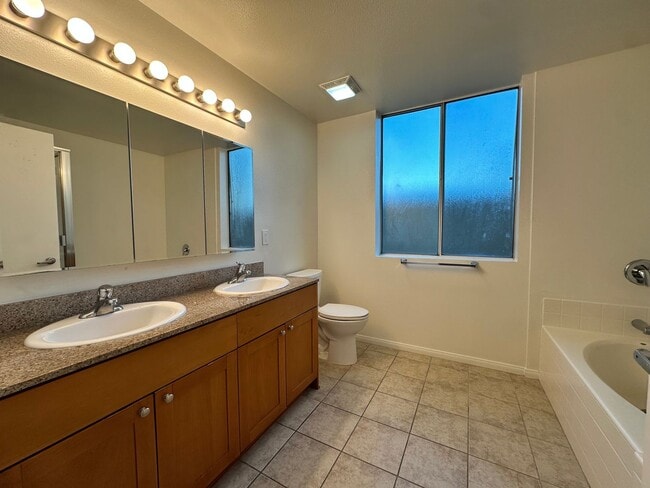 Building Photo - Spacious 2bed2bath Newly Renovated condo, Ready got Move In! adjacent to Warner Center/Woodland H...