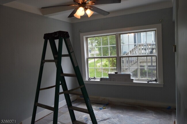 Building Photo - 923 Hillside Rd