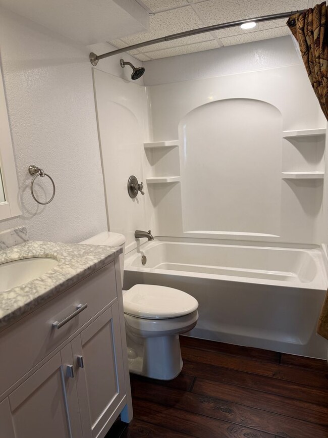 Building Photo - ~ FALL SPECIAL ~  Golf Course Views ~ 4 Be...