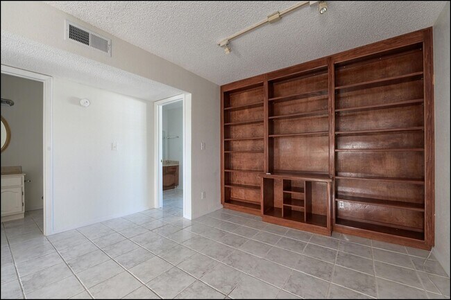 Building Photo - 6622 Dawn Dr