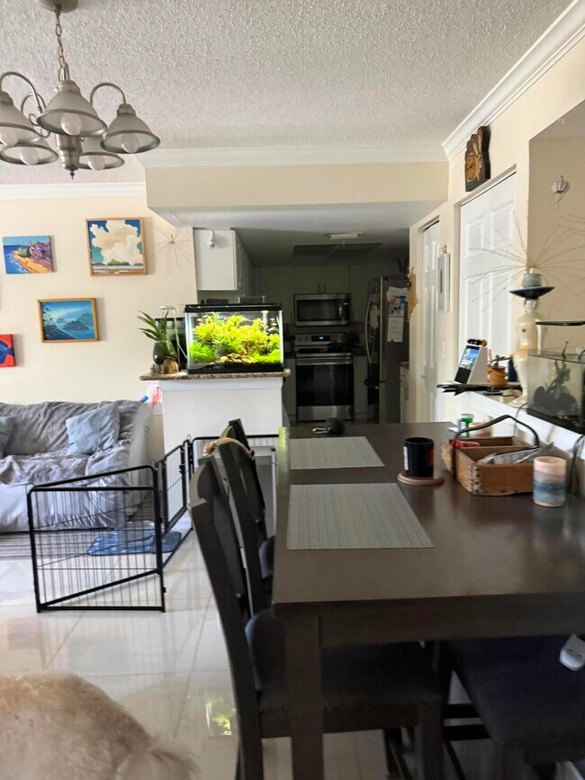 Primary Photo - 1400 Crestwood Ct S