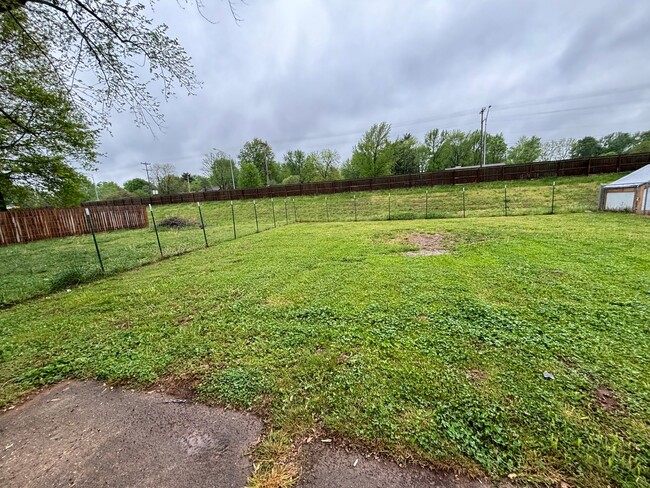 Building Photo - 2 bedroom 2 full bath 1 car garage availab...
