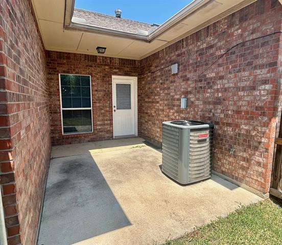 Building Photo - 1610 Poinsettia Blvd