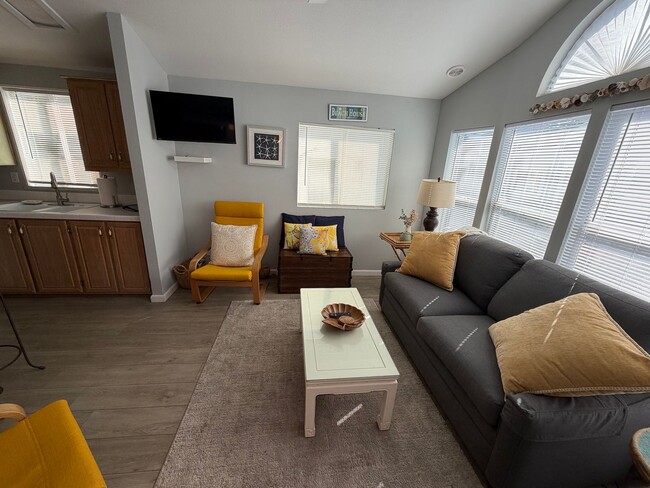 Building Photo - Charming Bungalow by the Beach in Leucadia!