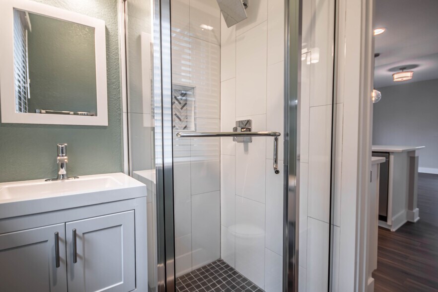 Building Photo - 1659 N Van Buren St