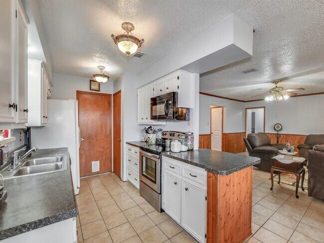 Building Photo - 2528 Village Cir Dr