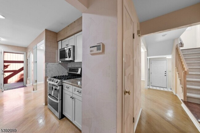 Building Photo - 148 Riverbend Dr