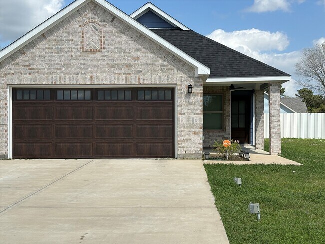 Building Photo - 16210 Longwood Spr