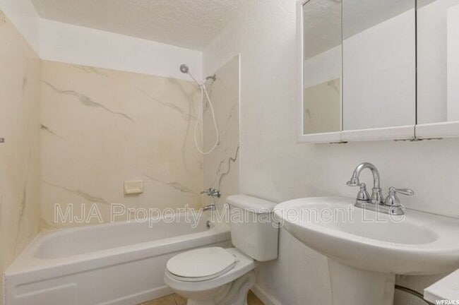 Building Photo - 2523 S Lakecrest Dr