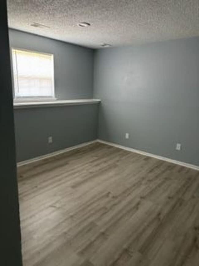 Building Photo - Beautiful 3 Bedroom 2 Bath Duplex!