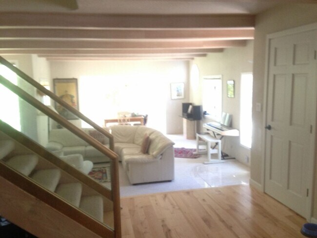 Building Photo - Quiet family home