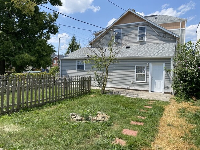 Building Photo - Beautiful half of duplex for rent!