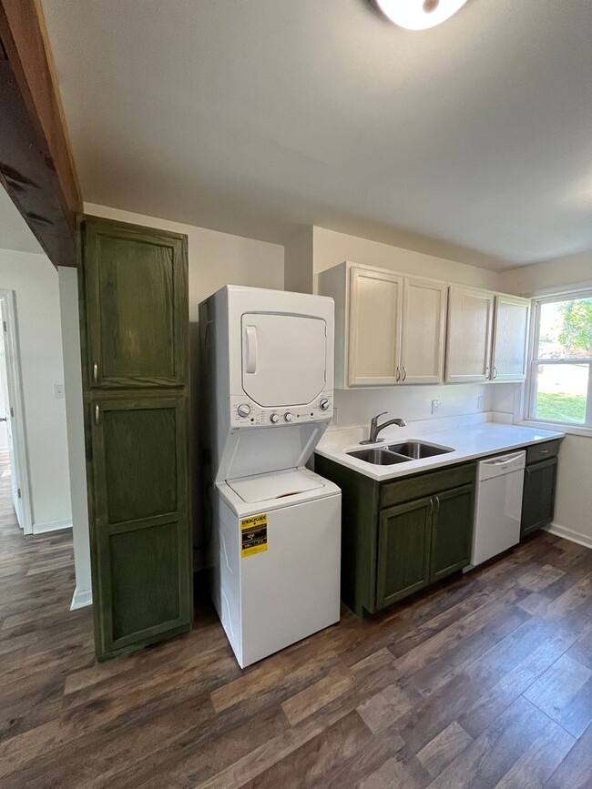 Building Photo - 2BR/1BA Renovated Triplex Unit – Prime Loc...