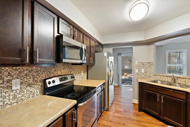 Building Photo - 412 N Village Cir