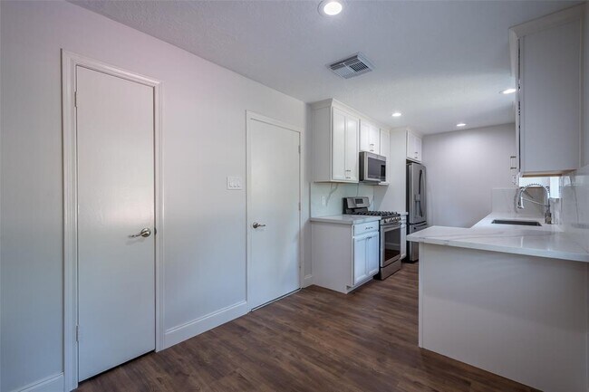 Building Photo - 3515 Lake Ridge Bend