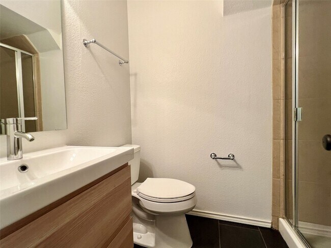 Building Photo - 9705 Hickory St