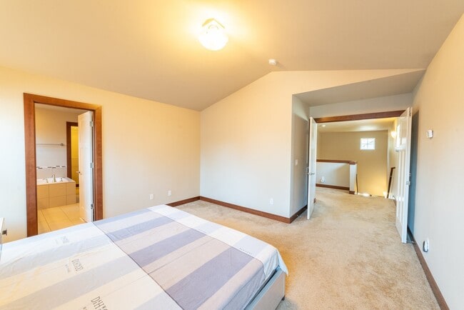 Building Photo - Large and Luxurious 2013 Built Home!