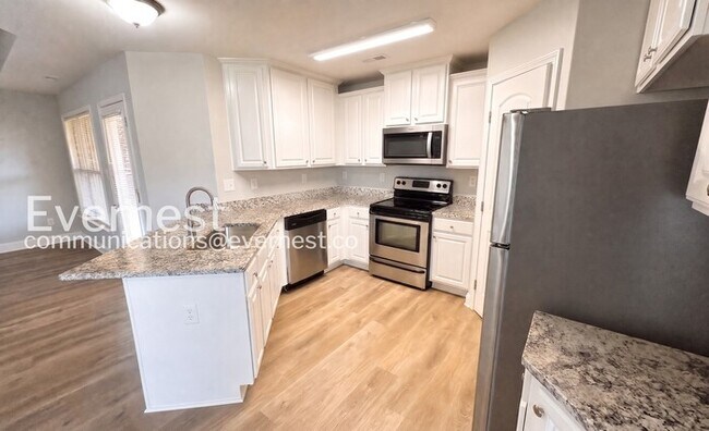 Building Photo - Charming Home with Fenced Yard and Attached Garage | Pet Friendly | Available Soon!
