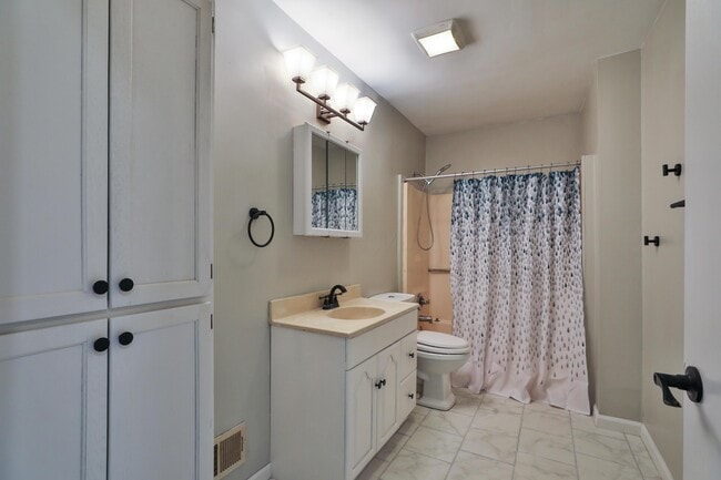 Building Photo - 3553 Brookside Blvd