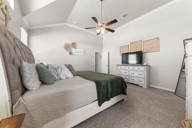 Building Photo - Upscale Living!