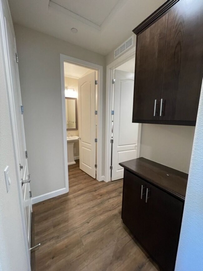 Building Photo - 3 Bedroom 2 Bathroom