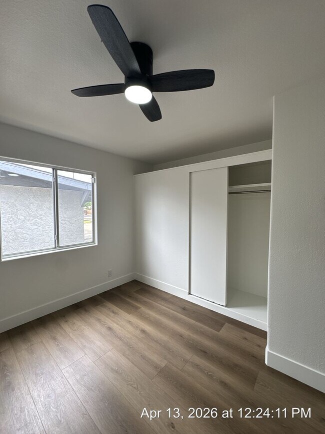 Building Photo - Dinuba Home! Available Now !