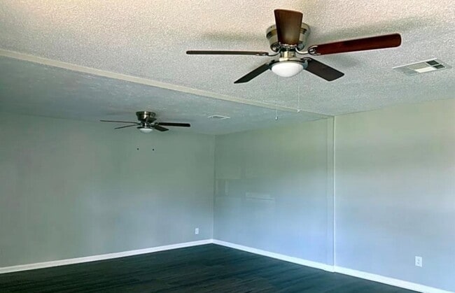 Building Photo - 5427 Willow Glen Dr