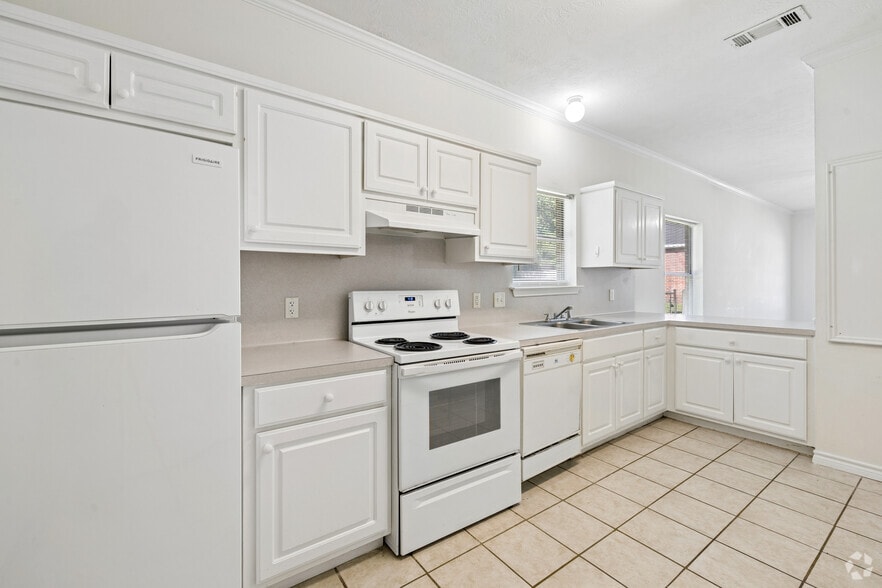 2BR, 2BA - 1,024SF - Kitchen - Whispering Pines Apartments