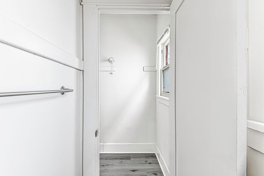 Building Photo - 1045 E 4th St