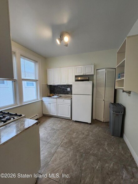 Building Photo - 164 Cromwell Ave