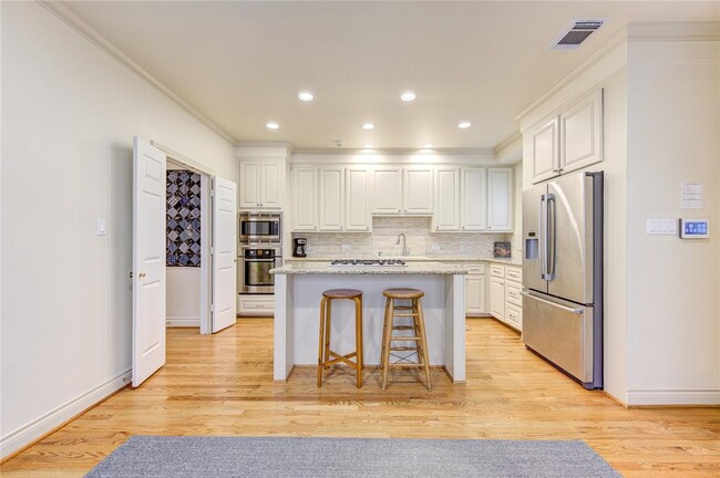 Building Photo - 2310 Briarglen Dr