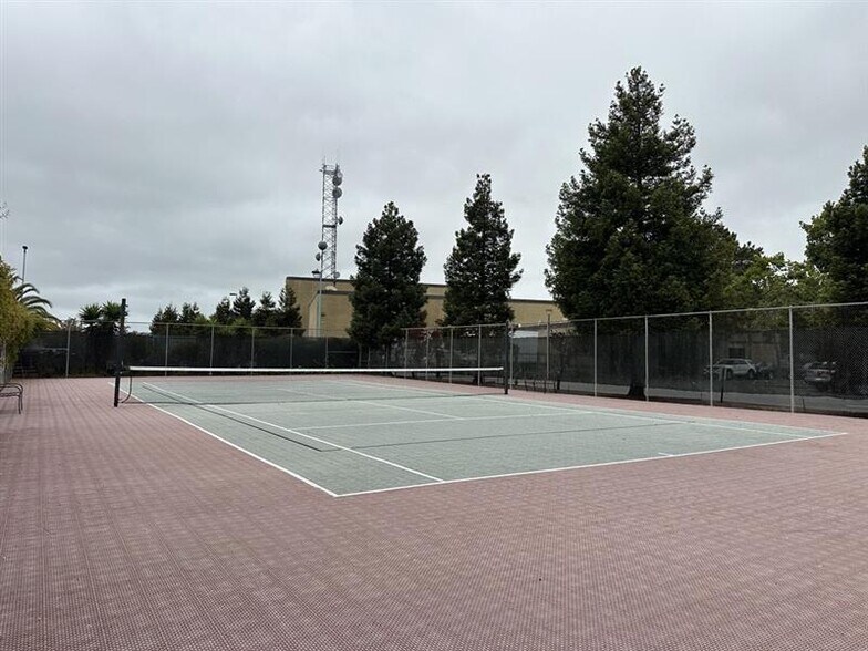 shared tennis courts - 3 Embarcadero W