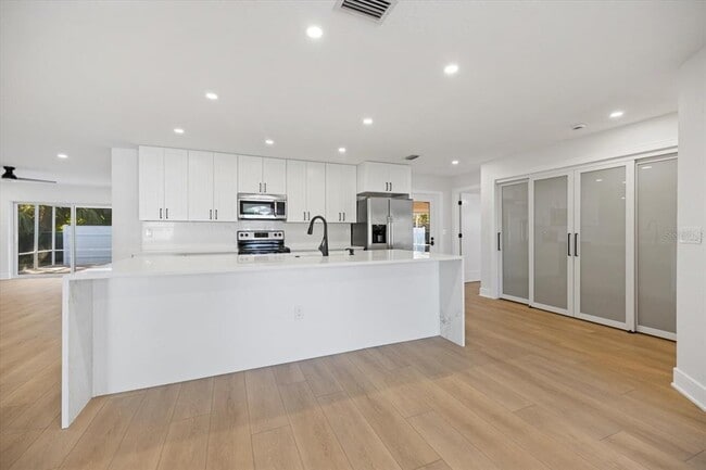 Building Photo - 328 Monet Dr