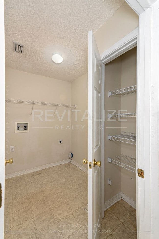 Building Photo - Stunning 4 Bed 2 Bath Home in West Mobile!