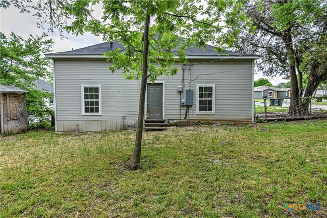 Building Photo - 702 N 8th St