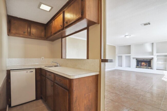 Building Photo - 1003 Suwanee Ln