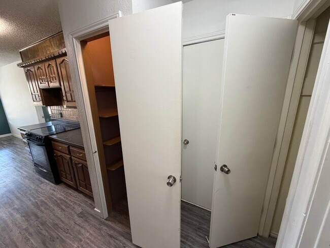 Building Photo - 3 BED/2 BATH/2 CAR GARAGE: AVAILABLE NOW!!