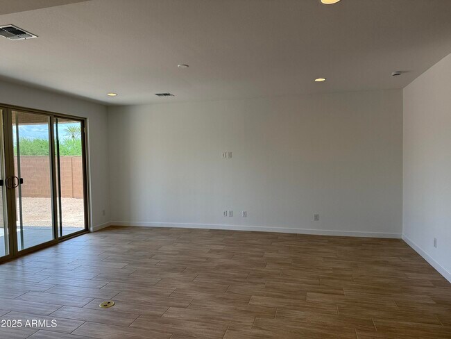 Building Photo - 40563 W Michaels Dr