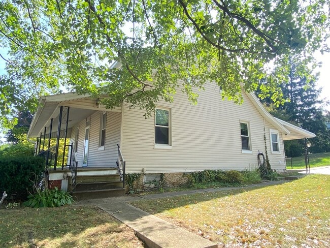 Building Photo - Coming Soon! Spacious 3 Bedroom, 1 Bath Ho...