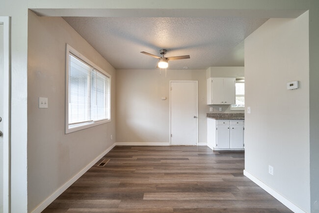 Building Photo - 15706 E Burnside St