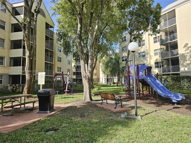 Building Photo - 8333 Lake Dr