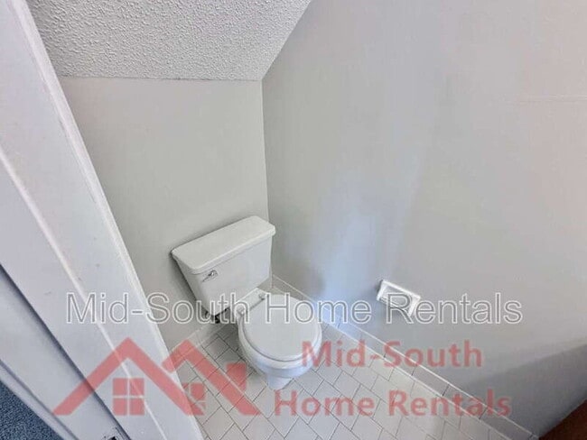 Building Photo - 6007 Hickory Cove