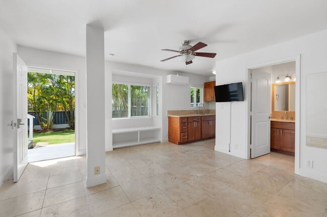 Building Photo - Kahala Home 5 bedroom 4 bath with Large Yard